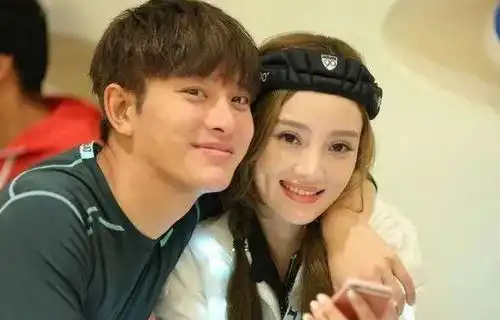 贾乃亮李小璐罕见同框,一家三口画面温馨,这是要复合的节奏
