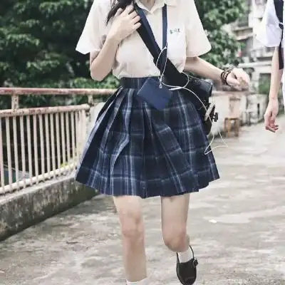 情侣头像真人一人一半可爱哪来什么避风港难过时永远只有自己一个人
