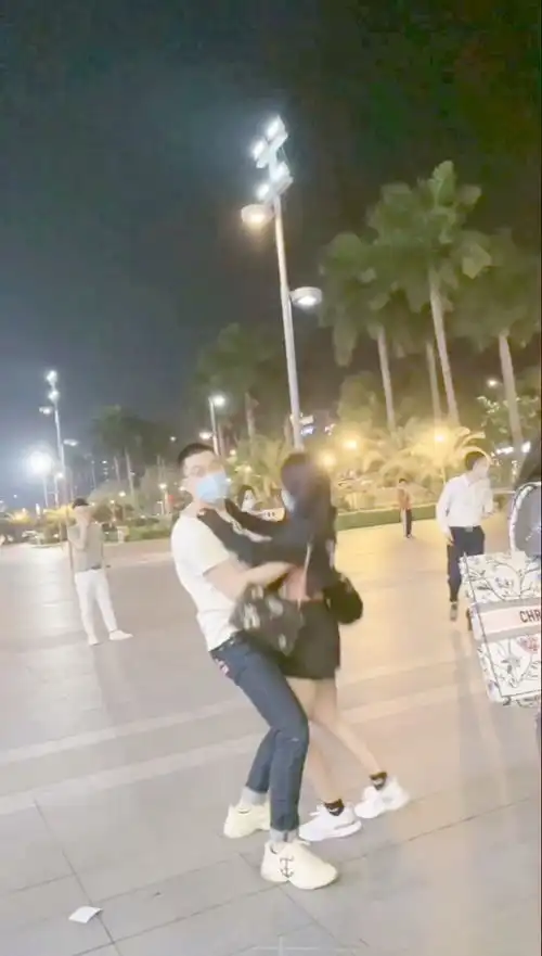 亲亲抱抱举高高呀
