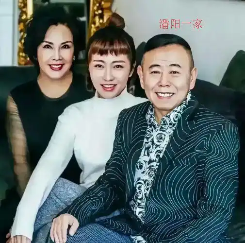 16位明星和父母同框,李小璐不及妈妈漂亮,杨颖遗传了妈妈的美貌
