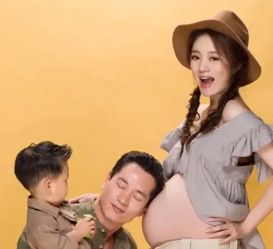 安以轩曾晒2胎大肚照搂着丈夫和66娇俏似少女,完全没有妊娠纹
