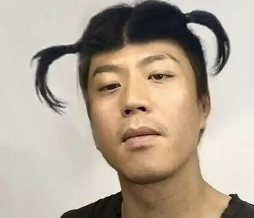 搞笑gif图片笑话段子为什么这有钱的男人总娶胸大的女人
