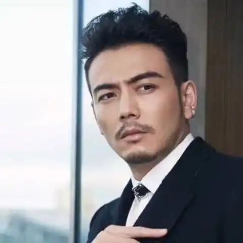 天生花心脸,痞帅不油腻,这6位自带坏男生魅力,不耍帅也酷
