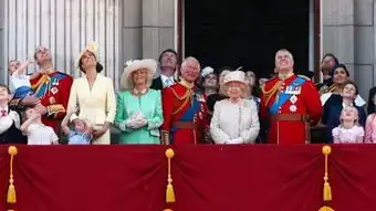 女王容光焕发庆祝93岁官方生日,英国举行一年一度皇家阅兵式
