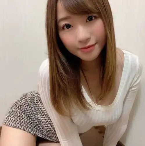 满糖女孩初美沙希,五官精致还有婴儿肥,典型的第二眼美女
