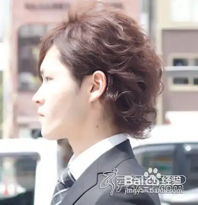2012年男士中长发发型展现男士成熟稳重的一面
