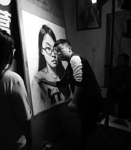 每年画700幅头像,画了17年,80后写实素描,让60后冷军赞不绝口
