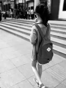 求非主流女生背书包的背影图

