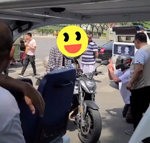 陕西疑似情侣闹矛盾,男子当街下跪,网友感情还有什么意义
