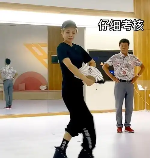 宁静78岁爸爸跳舞照曝光,腰板挺直精神足,和女儿好似同龄人
