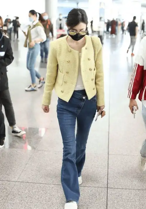 王丽坤穿米色上衣搭细腿牛仔裤秀大长腿,温婉迷人,时尚又高贵
