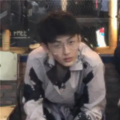 个性情侣头像一男一女,虽然相爱但是眼中带着遗憾
