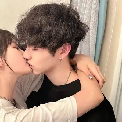 亲亲系情侣头像
