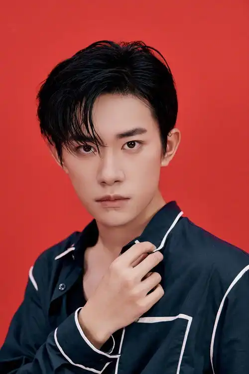 组图易烊千玺湿发写真帅气撩人19岁少年焕发硬汉气
