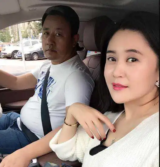 赵本山徒弟王小宝,妻子比他小19岁,是剧中女儿香秀的闺蜜

