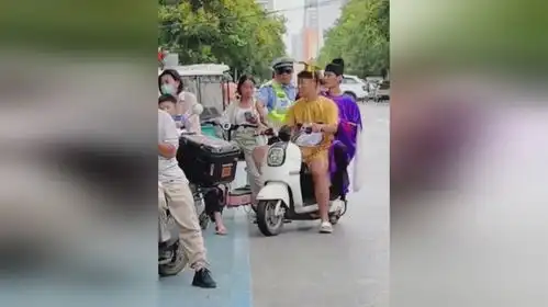 皇帝带公公骑电车出行因没戴头盔被交警拦下
