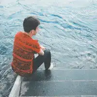 格子衬衣央出他的好
