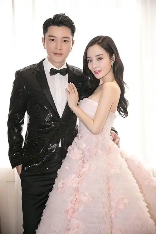 贾乃亮李小璐离婚后首同框,两人低头细语依旧亲近,释怀了
