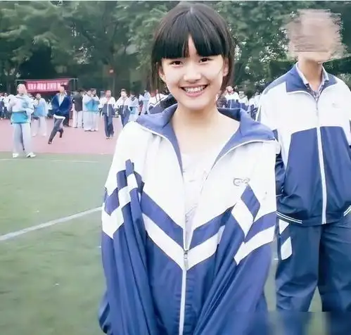 赵露思自曝无人敢追,14岁校服照被曝光后,才知道是啥原因
