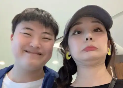 职业选手女友梦泪老婆清纯开哥女友娇艳,看到uzi女票拔刀吧
