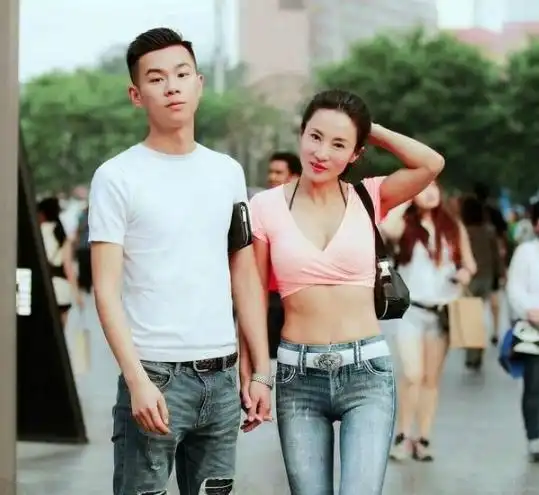 一男子埋怨老妈身材火辣让自己不能交女友,网友活该

