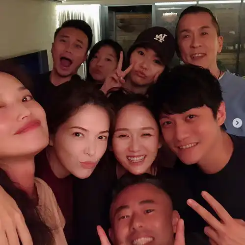陈乔恩提前为男友庆生,与艾伦穿情侣装同框,娇羞捧脸超少女
