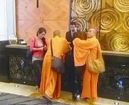 假和尚搂女人逛街开房蹿红
