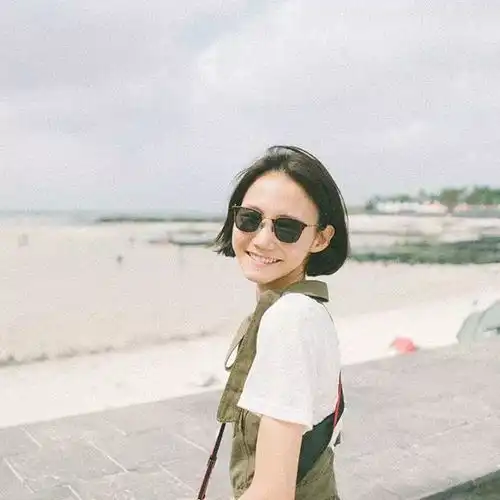 ins上这对小夫妻每天在院子里拍一张合影,表情动作都不变,却引来30万的网友围观
