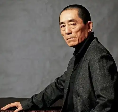 张艺谋领取亚洲电影大奖两项殊荣,低调谦逊,称导演只是一个代表
