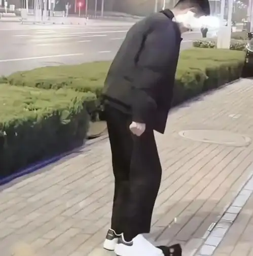 河南小情侣约会,男子一脚踢飞女友的鞋,网友隔着屏幕都来气
