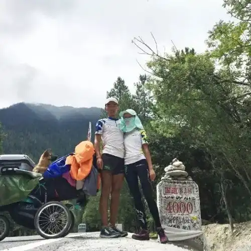 150天4700公里,90后情侣带了一只狗从杭州跑步到拉萨
