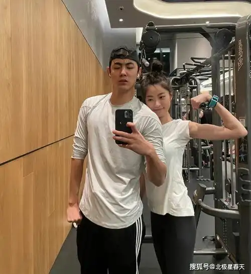 男星纪凌尘官宣恋情,晒与女友同框健身照,女方形似金刚芭比
