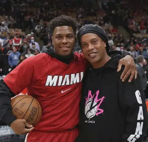 破案了,让洛瑞巴特勒主动上前拥抱的男子是谁nba球星都变粉丝
