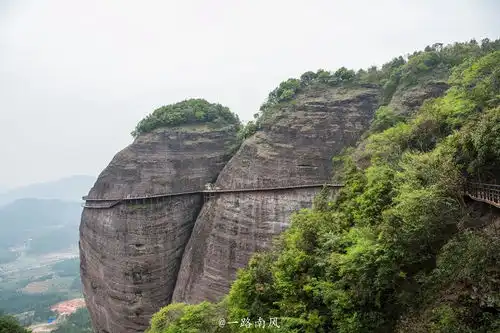 江西景区在海拔600米的悬崖峭壁上架了一条玻璃栈道,你敢走吗
