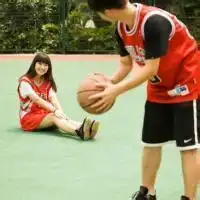 篮球场上浪漫情侣头像一对两张
