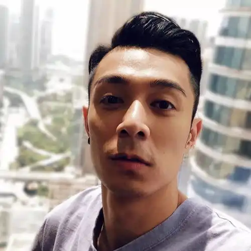 壁池周柏豪真的太会拍照了啦,34岁了还这么撩人
