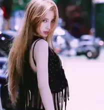 baby为什么一直留黑发唯一一张暖橘色曝光,这完全是真芭比

