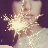 拿着烟花棒的头像唯美人侧脸手拿烟花棒图片
