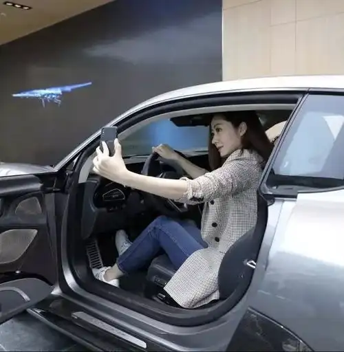 熊黛林素颜带女儿游玩,没有刻意打扮,还是散发高贵气质
