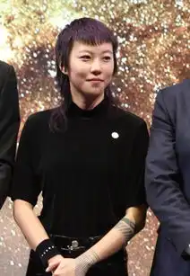 窦靖童狗啃式刘海配小平头格外抢镜,穿上皮裤超有范
