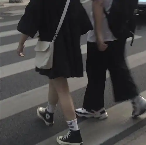 情侣朋友圈文案住在心里的男孩子,以后也要住进家里
