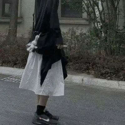 女生qq头像下半身裙子无城的海同你同我
