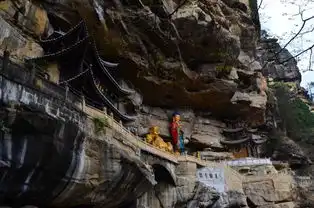 云南大山深处有座寺庙,位于悬崖峭壁上,不知由何人建于何时呢
