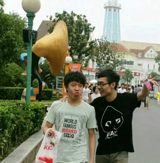 lol选手旧照遭疯传,faker太萌了,阿水的胡子认真的吗

