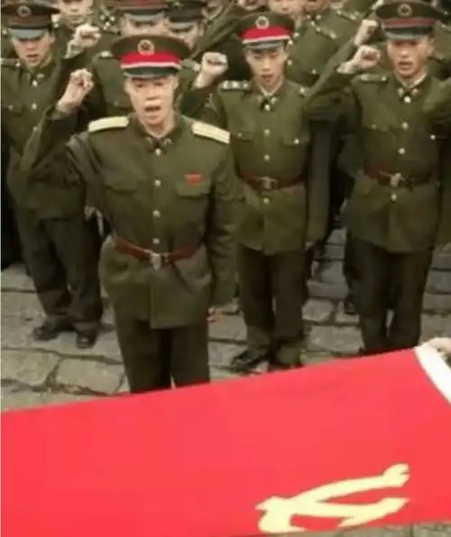 1995年,兵哥哥梁强勇救27名乘客被重度烧伤,女友始终不离不弃
