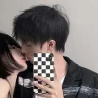 一对两张亲吻恋人头像
