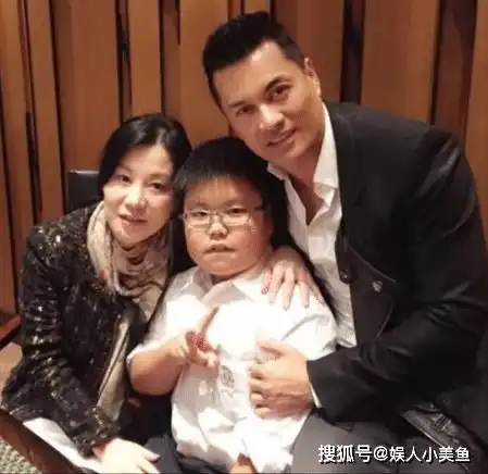 64岁吕良伟身材很好,为19岁儿子庆生,两人同框像同龄人
