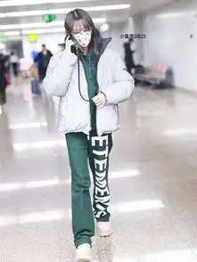郑爽素颜现身机场,戴大框眼镜撞上倪妮,美出不同的感觉
