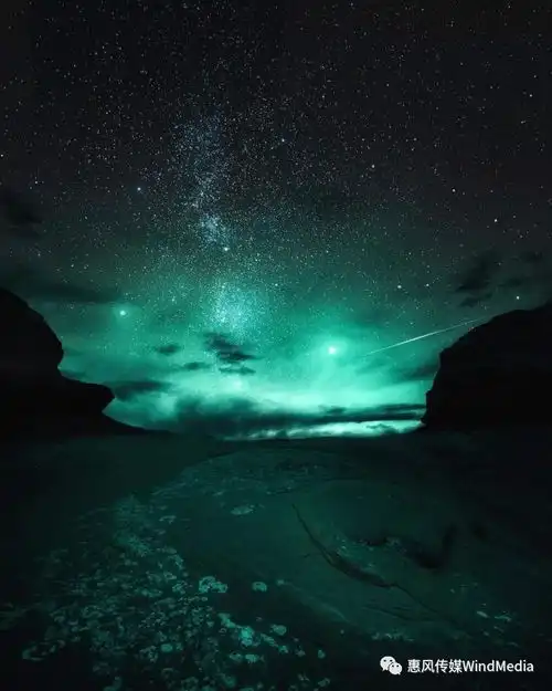 苍穹之巅的璀璨星月
