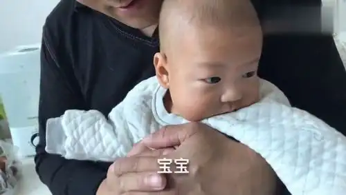 三个月的萌娃就会噘嘴说话了,家人都惊呆了
